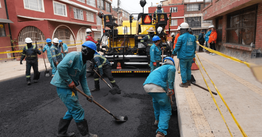 Foto que muestra trabajadores del Acueducto de Bogotá trabajando en una calle