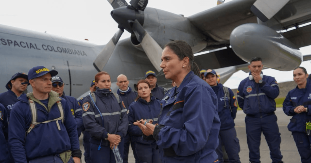 Parte de la delegación de Bomberos enviados a Pereira.