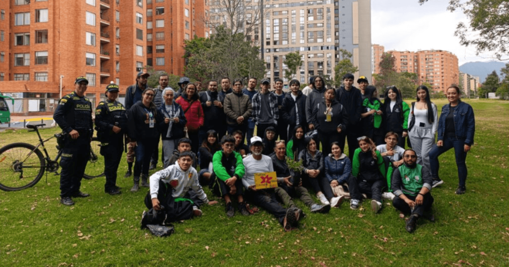 grupo de personas posa en espacio verde de Bogotá en jornada de siembra de mutisia clematis en el bosque urbano Brazo Salitre