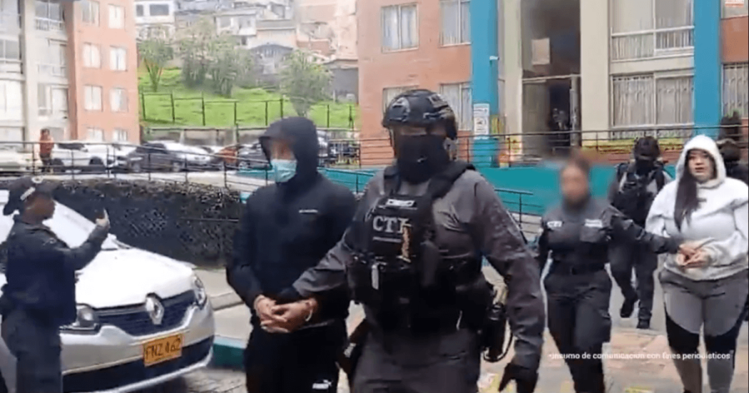 Hombre capturado, junto a un unifromado del CTI de la Fiscalía.