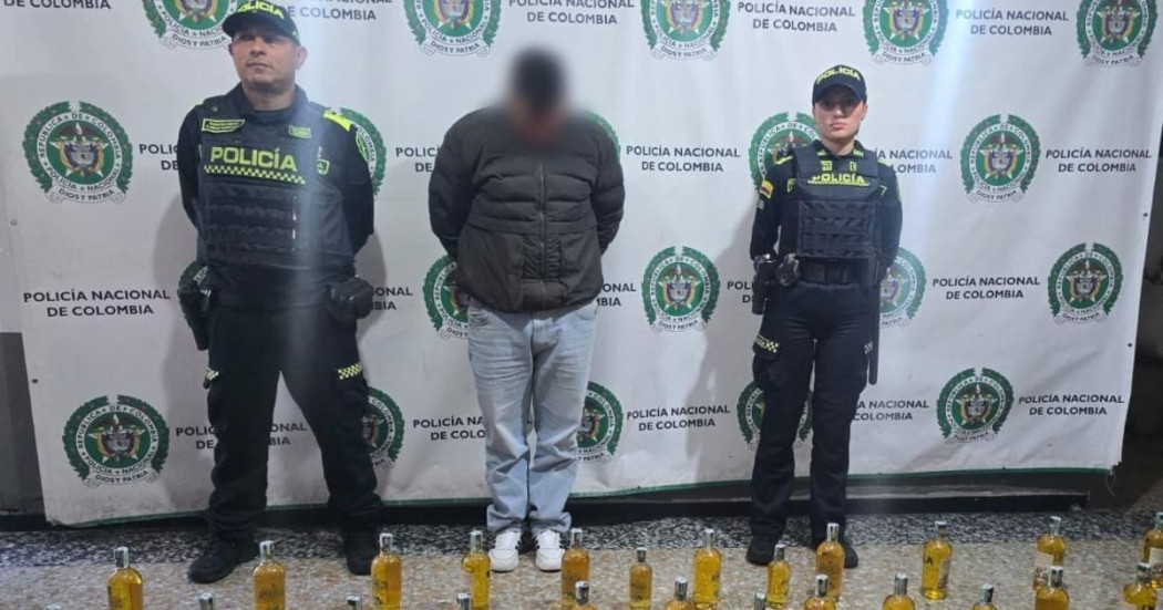 Hombre capturado con dos policías y el licor adulterado incautado