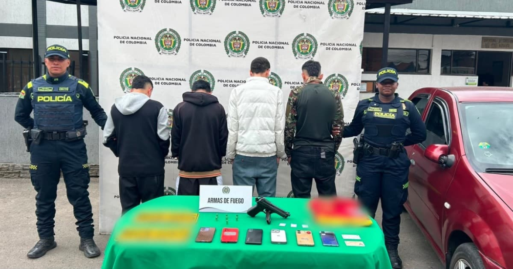 Foto de cuatro capturados en Fontibón junto a policías