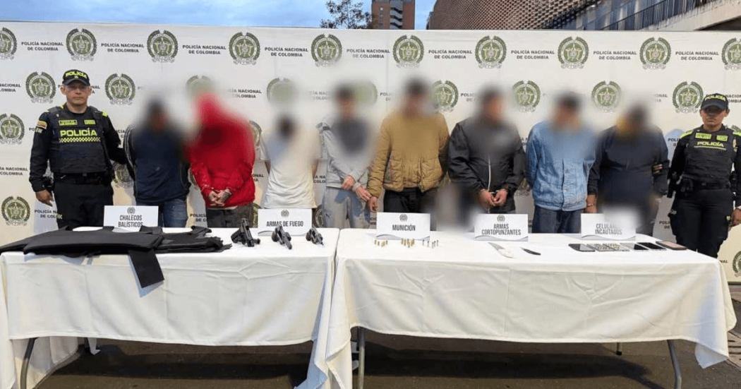 Foto que muestra ocho capturados y dos policías 
