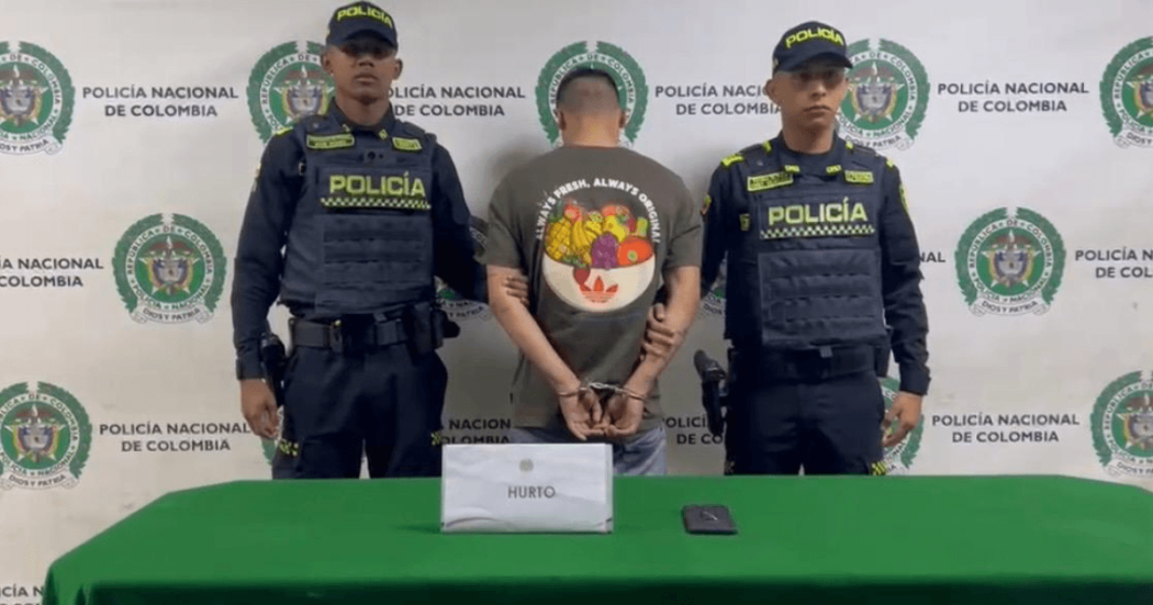 Hombre capturado en medio de dos policías