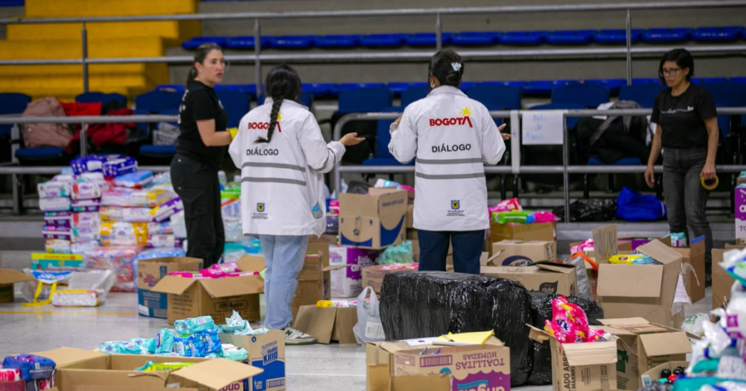 Foto que muestra personas organizando alimentos e insumos