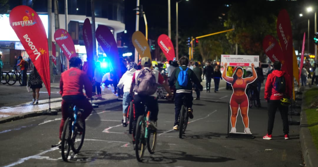Foto de personas recorriendo calles de Bogotá en jornada de Ciclovía Nocturna del jueves 27 de agosto de 2026.