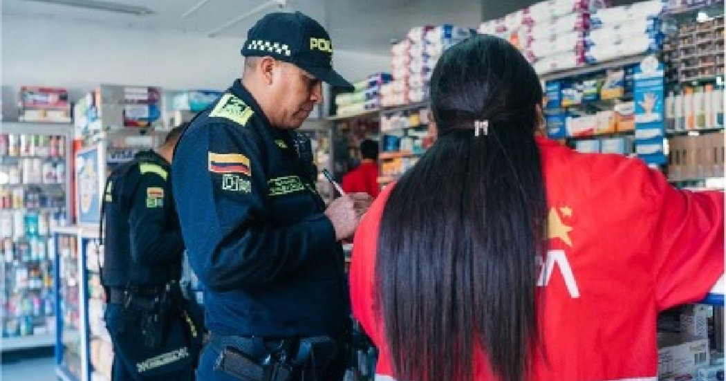 Autoridades en cierre de droguería en Tunjuelito