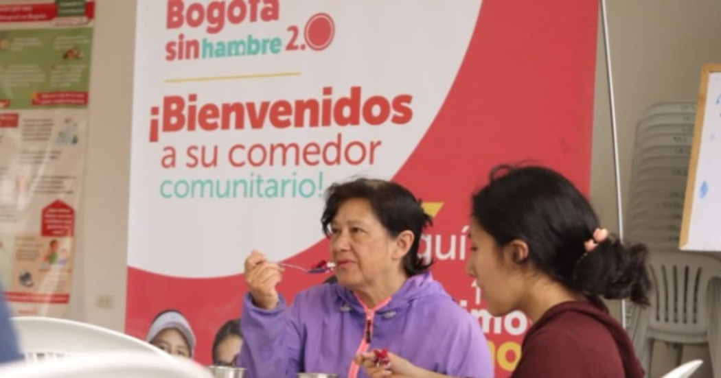 Dos mujeres en un comedor comunitario 