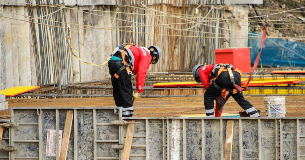 Foto de trabajadores del IDU en un frente de obra. 