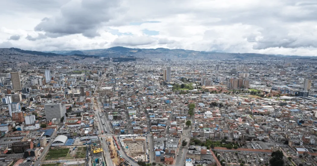 Vista aérea del centro de Bogotá con edificaciones residenciales, comerciales e institucionales de diferentes alturas