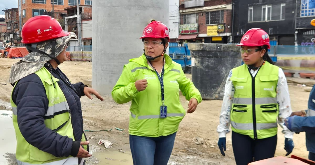 Foto de tres trabajadoras de la obra del Metro de Bogotá.