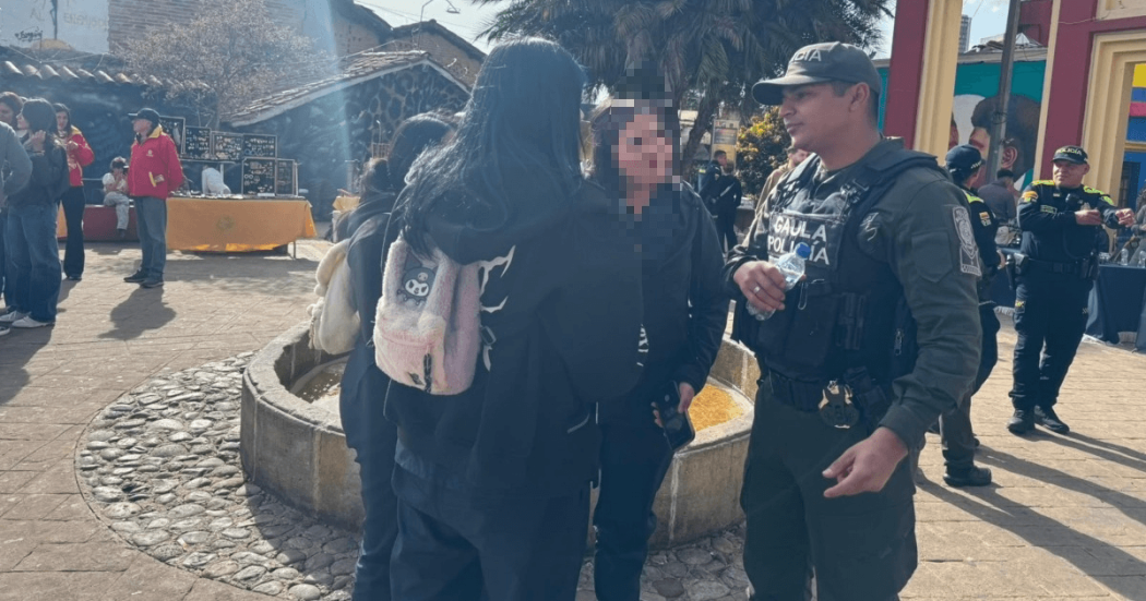 Foto que muestra tres mujeres y un policía 