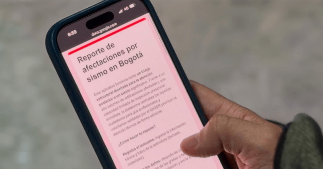 teléfono móvil que muestra el formulario digital “Reporte de afectaciones por sismo en Bogotá”, utilizado para registrar daños en edificaciones tras un movimiento sísmico.