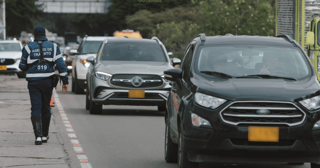 Vehículos transitando por Bogotá.