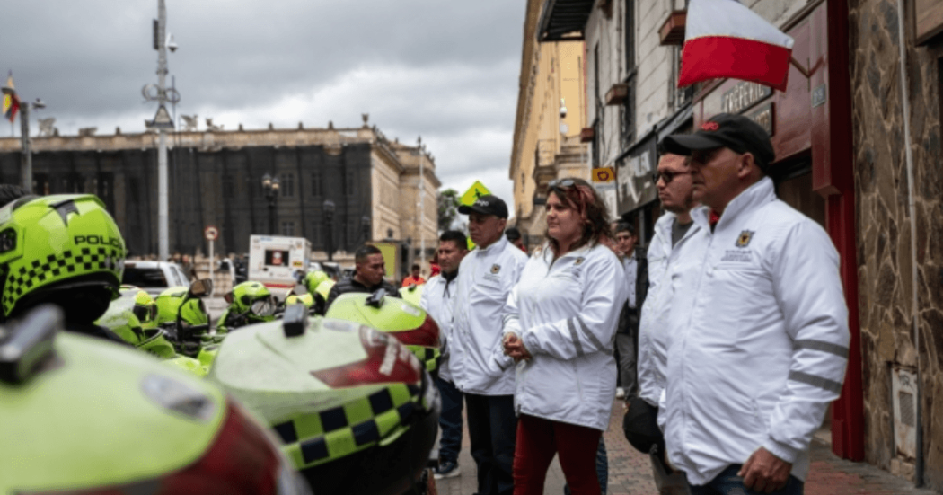 Gestoras y gestores de diálogo en una manifestación en la Plaza de Bolívar.