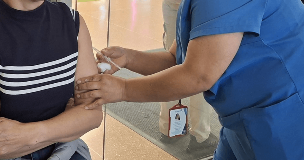 Mujer recibiendo una vacuna.