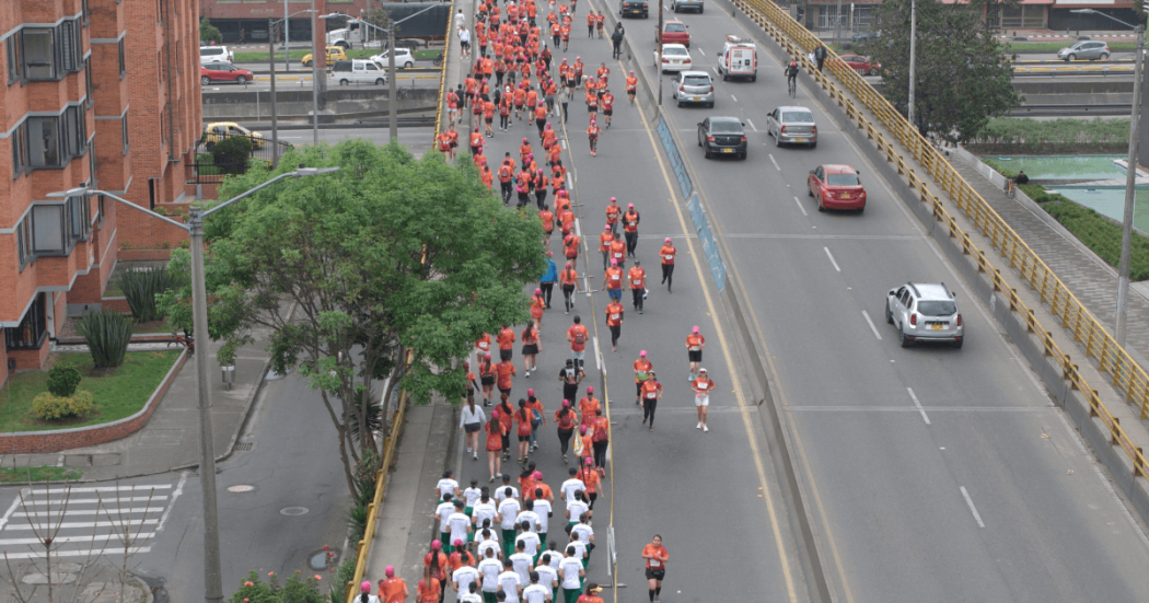 Vista aérea de participantes de la Carrera de la Solidaridad recorriendo una vía de Bogotá.