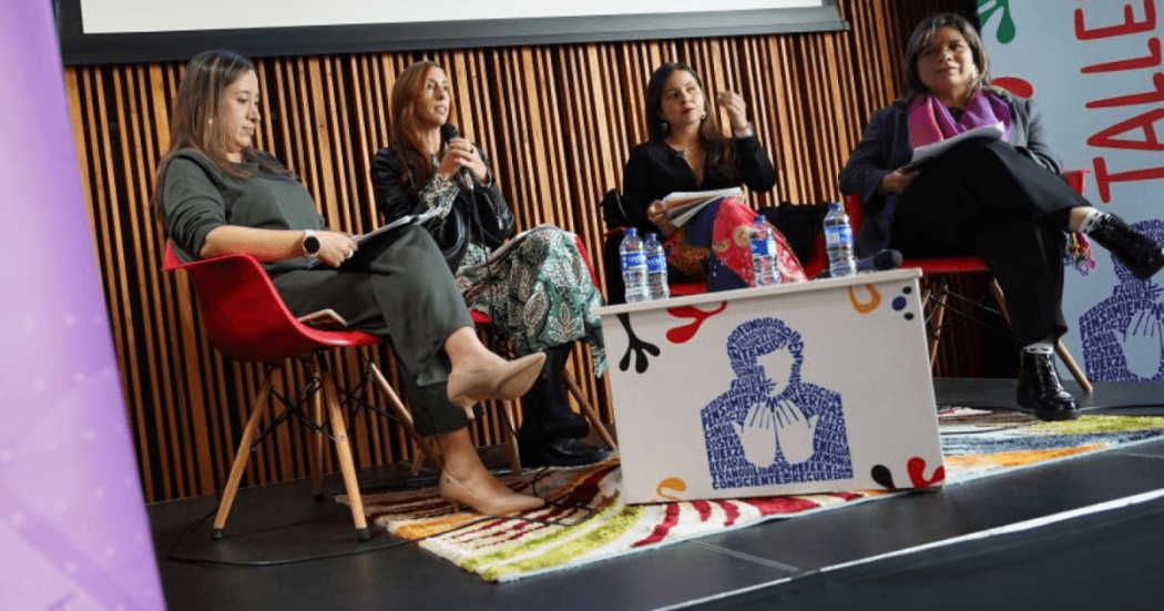 Cuatro mujeres hablando en un conversatorio.