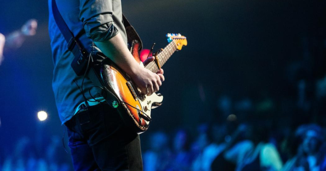 Imagen de persona tocando guitarra en primer plano 