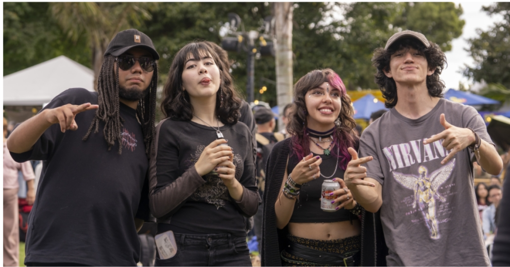 Imagen de varios jóvenes en un evento al aire libre.