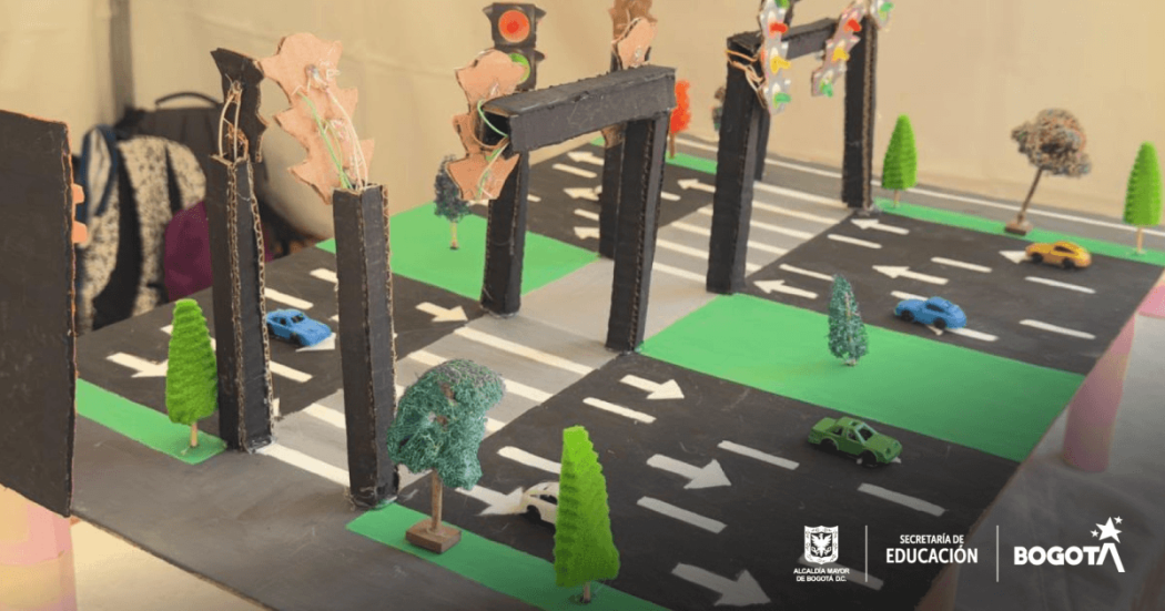 Imagen gráfica que muestra una maqueta con carros y árboles
