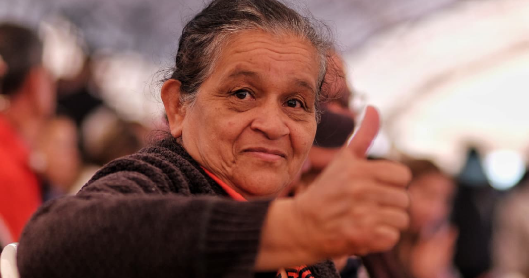 Mujer de la tercera edad con gesto de aprobación