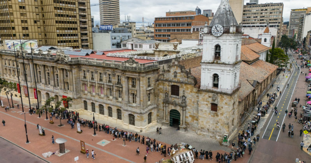 Imagen aerea de la iglesia de San Francisco donde se ven muchas personas haciendo fila por la carrera Séptima y por la calle 13.