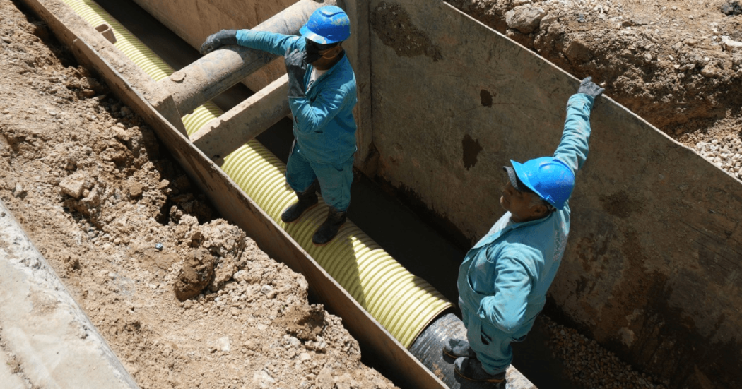 Operarios de la empresa Acueducto de Bogotá arreglando tuberías