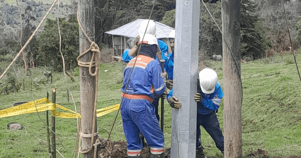 Trabajadores de Enel Colombia cmbiando un poste de energía.