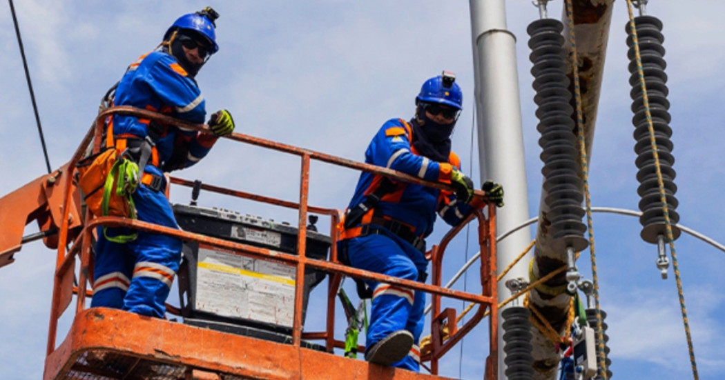 Foto que muestra personas con el uniforme de Enel Colombia