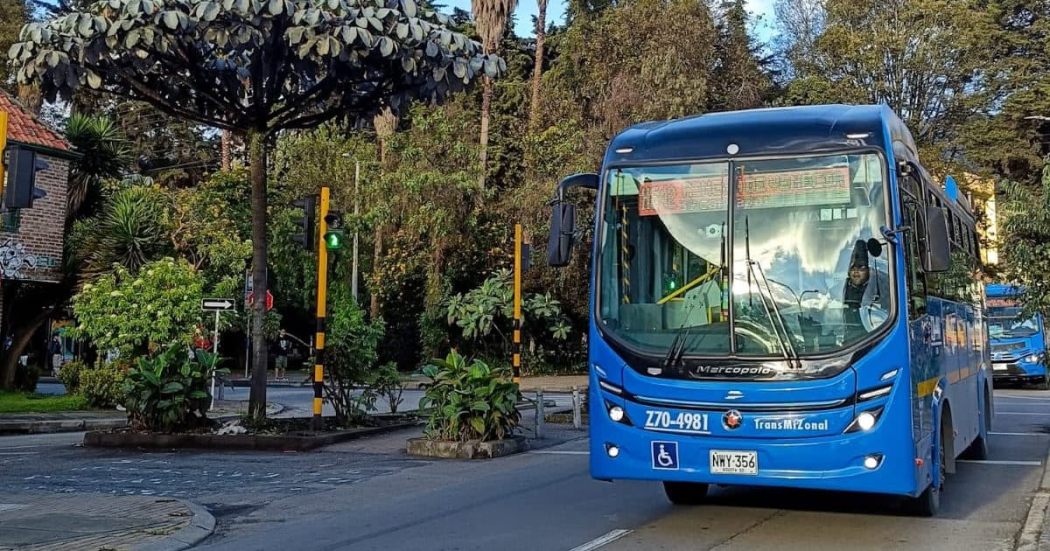Foto de un bus de TransMilenio en una vía de Bogotá.