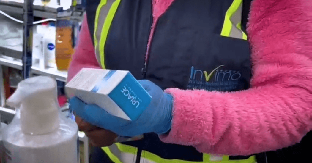 Entidades inspeccionando productos dermatológicos en establecimiento de Los Mártires.