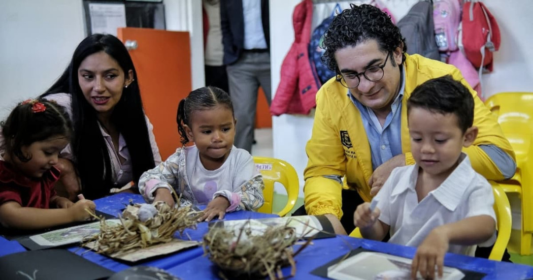 Secretario de Integración Social compartidos con uno niños en un jardín infantil