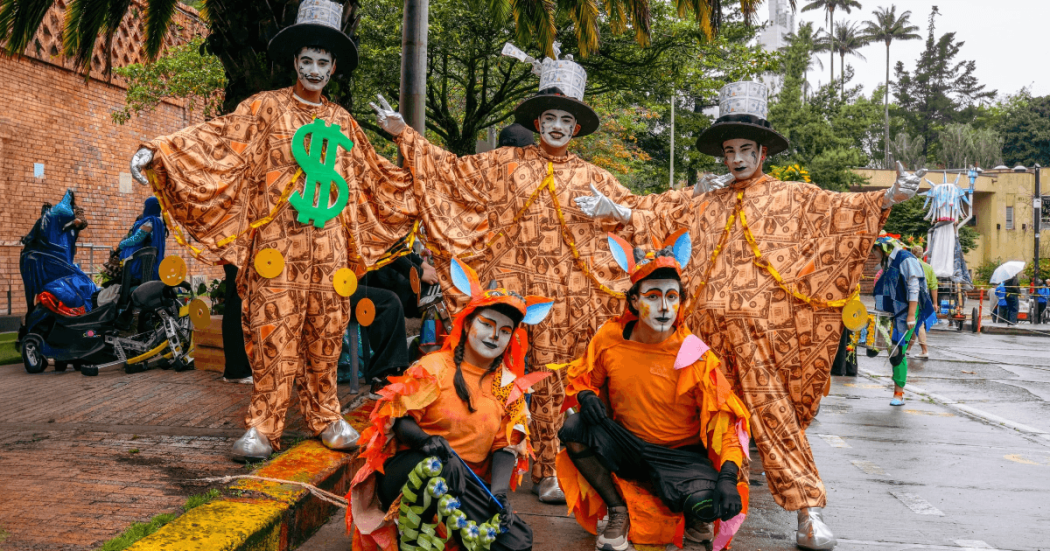 Artistas preparados para participar en el Desfile de Comparsas.
