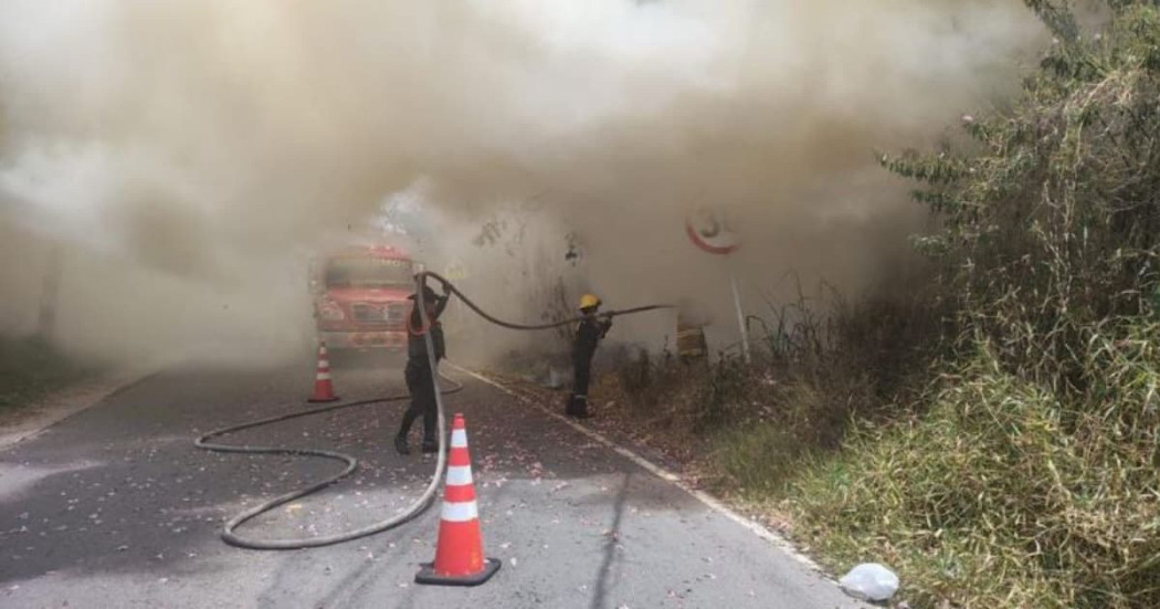 Bomberos apagando una quema forestal en Cundinamarca