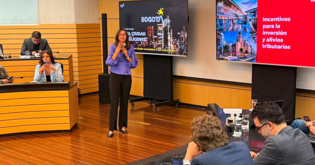 Foto de la secretaria de hacienda en una charla 