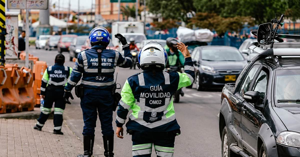 Foto de agentes de tránsito en una vía de Bogotá 