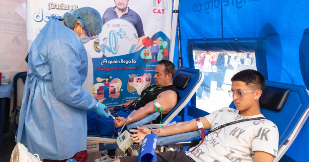 Foto de personas doanando sangre en Bogotá