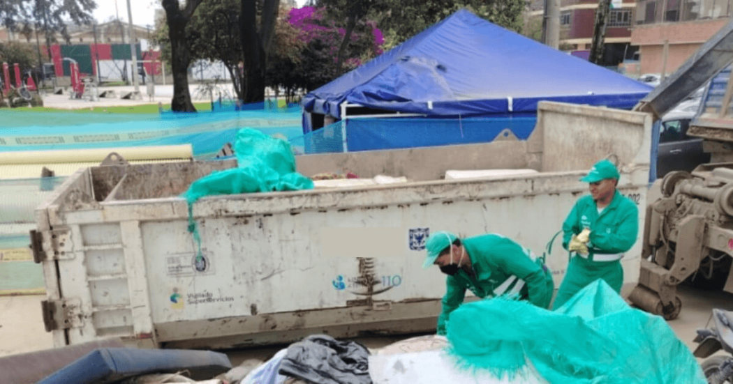 Foto que muestra personas levantando residuos en Bogotá.