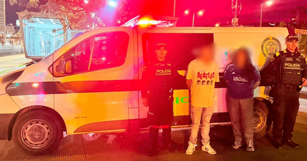 Dos personas capturadas, junto a patrulla y dos policías.