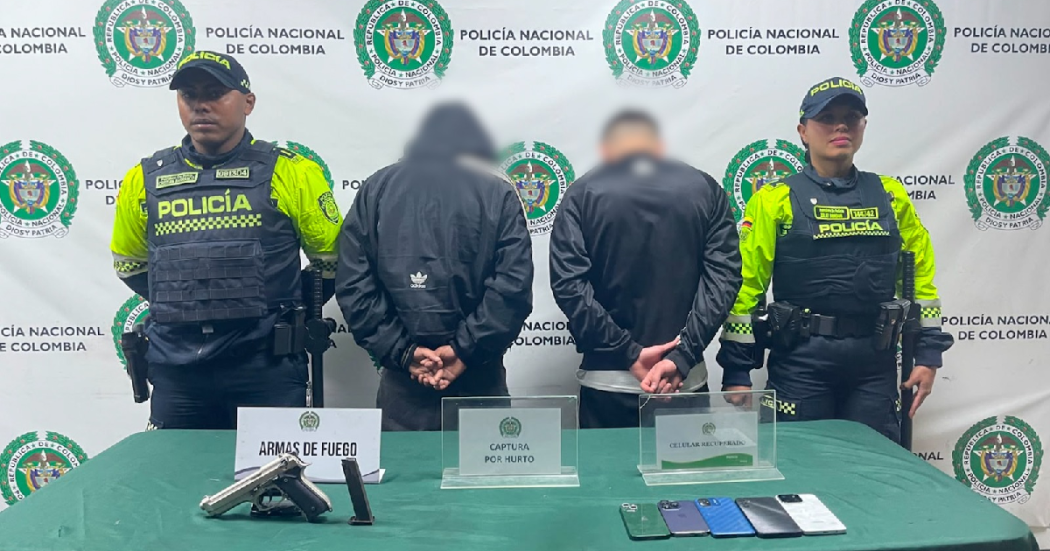 Policías con dos hombres capturados