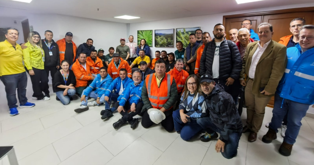 Foto que muestra personas con el uniforme del Acueducto de Bogotá