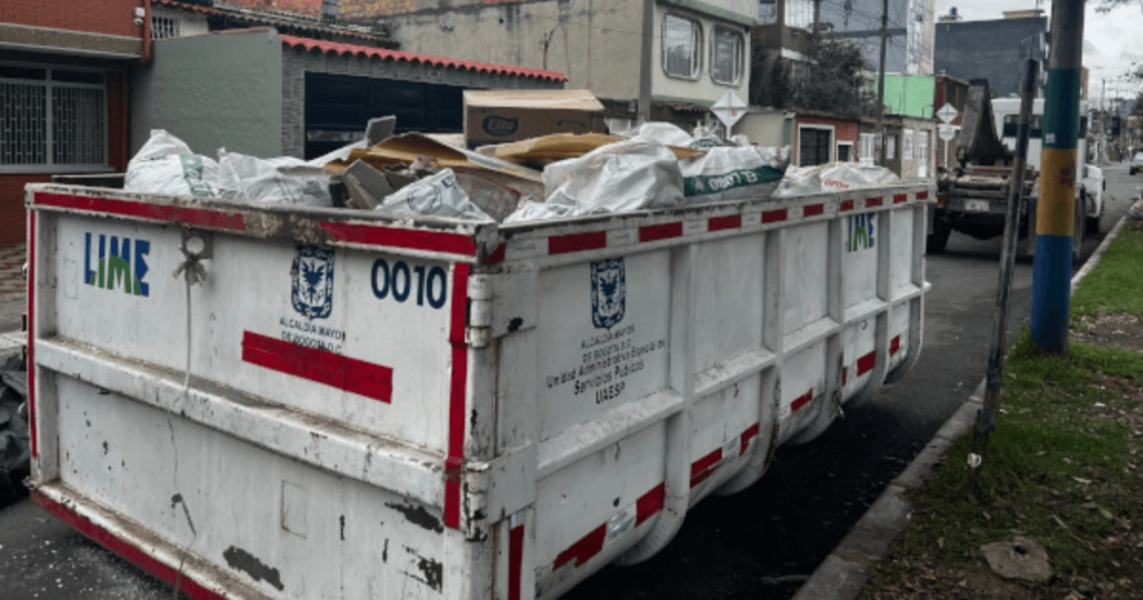 Foto que muestra un carro recolector con residuos en las calles