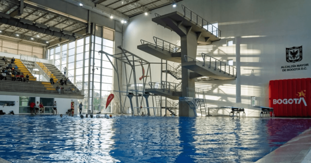Vista interior del Complejo Acuático Simón Bolívar con piscina, graderías y plataformas de clavados tras su reapertura para la ciudadanía en Bogotá.