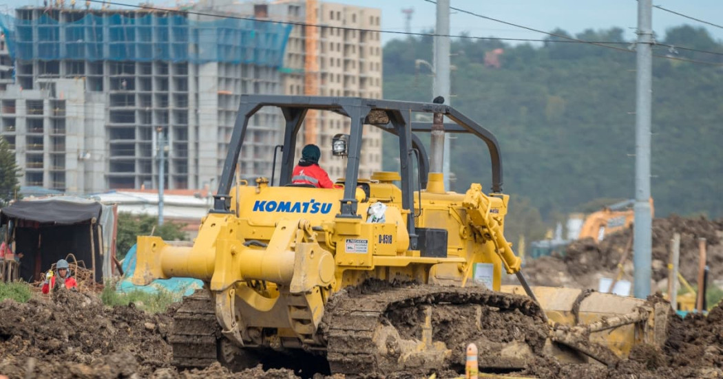 Maquinaria amarilla en una obra de construcción
