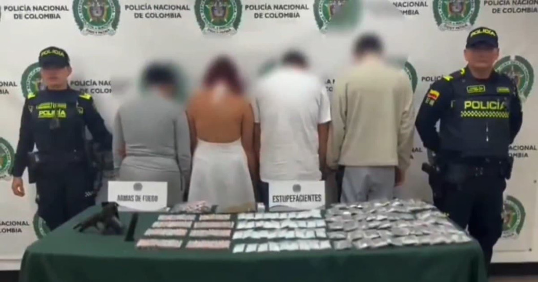 Captura de pantalla de video de cuatro personas detenidas en Bogotá