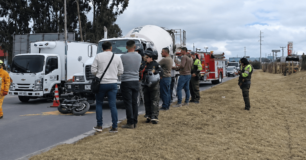 Personas en Bogotá presencian siniestro vial registrado en el corredor de la Calle 80, sentido oriente-occidente.