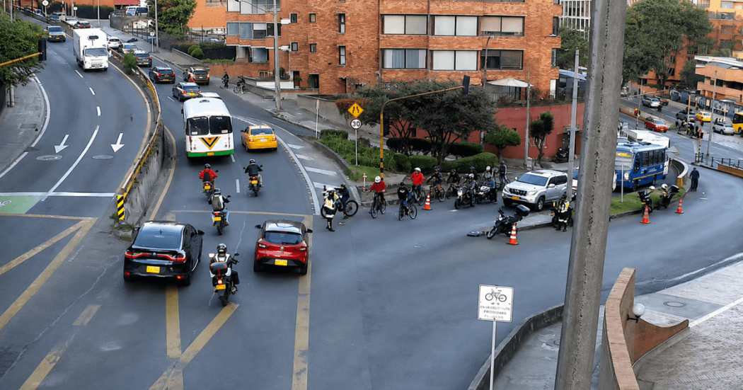 Vista general de del descenso de la Vía La Calera - Bogotá con alto flujo vehicular