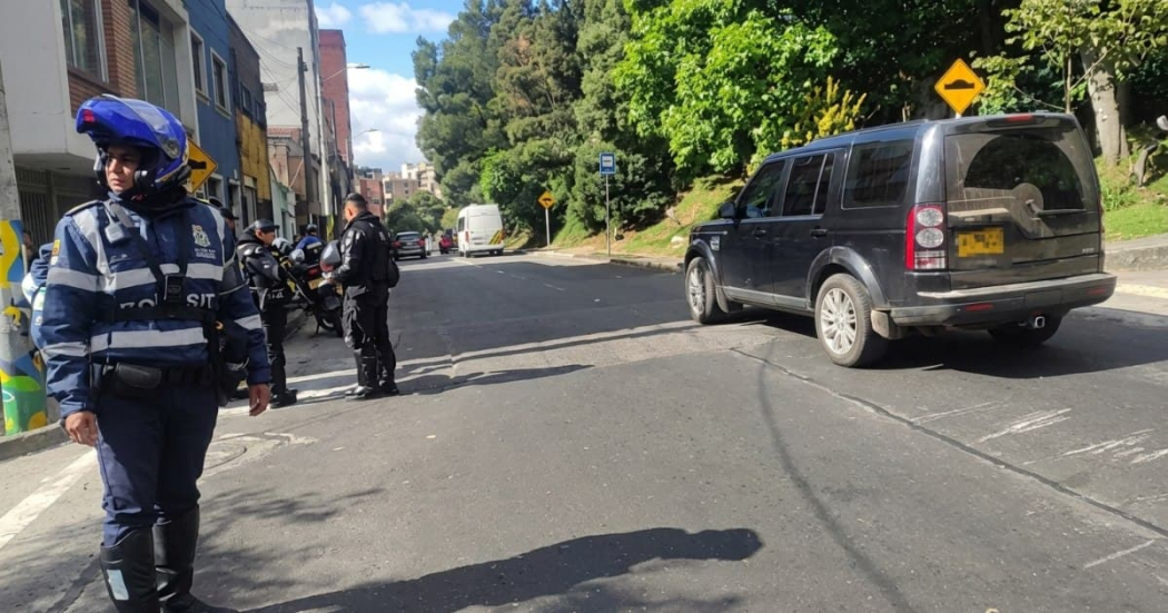 Foto de una vía de Bogotá donde se ve un agente de tránsito 