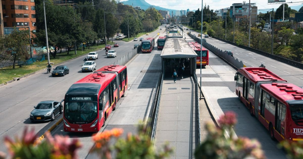 Foto de una vía de Bogotá donde se ven buses de TransMilenio